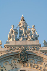 Obraz premium Barcelona, Spain – Port historic authority building with statues at the harbor in the famous walking, dining and shopping downtown of Barcelona at susnset colors