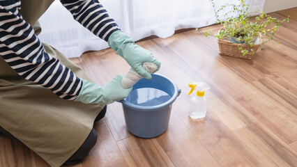 雑巾をしぼる｜床(フローリング)の拭き掃除・除菌イメージ