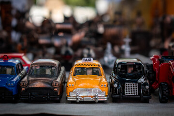 Autos de juguete en fotografía macro. Taxi amarillo en el centro de atención