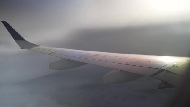 Vue de l'aile d'un avion avec de belles lumi&egrave;res