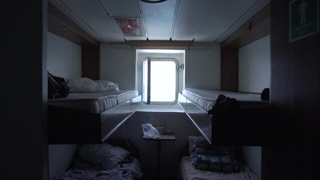Cabine et dortoir en troisi&egrave;me classe d'un ferry 