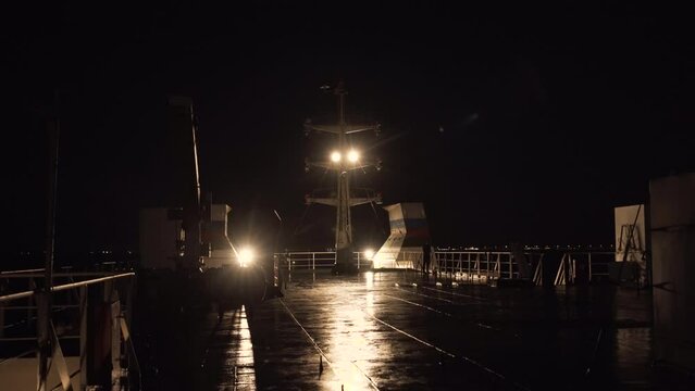 Pont d'un cargo de nuit