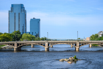 Naklejka premium The historic Pearl Street Bridge over the Grand River in Grand Rapids, Michigan.