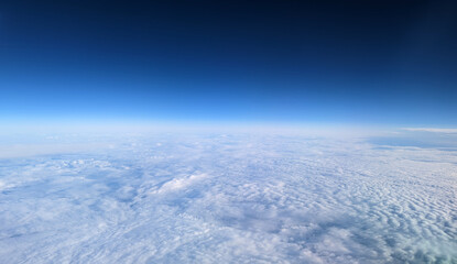 飛行機の上空から眺めた雲と青い空