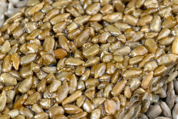 Naklejka premium Fried sunflower seeds with sweet molasses from sugar beet
