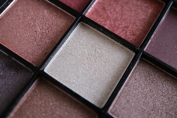 スクエア型のアイシャドウパレット　余白スペース　文字入れスペース　四角い　メイクアップ　お化粧