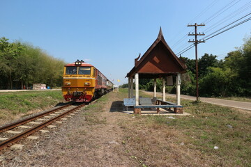 タイ国鉄の無人駅と機関車 - obrazy, fototapety, plakaty