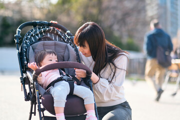 公園で赤ちゃんに話しかける母親