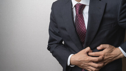 腹痛で苦しむビジネスマン