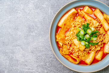 Rabokki, Korean style Stir-fried Instant Noodle : This dish is tteokbokki with ramen noodles. Tteokbokki is a spicy dish made with rice cake, vegetables, and fish cake, all stir-fried together in a go