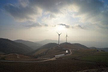 산 위에서 발전하고 있는 풍력 발전기
