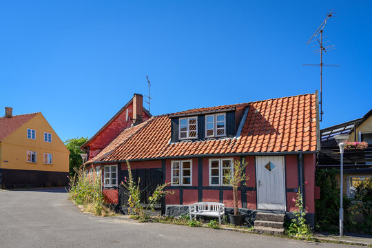 Eingeschossiges altes Fachwerkhaus mit wei&szlig;er Sitzbank in Allinge auf Bornholm