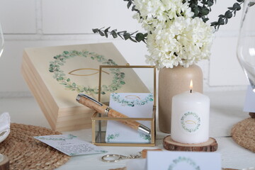 Gedeckter Tisch mit Fisch Symbol in Naturfarben mit Eukalyptus in weiß, grün, braun, natürliche Tischdekoration zum Fest - 595207931
