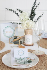 Gedeckter Tisch mit Fisch Symbol in Naturfarben mit Eukalyptus in weiß, grün, braun, natürliche Tischdekoration zum Fest