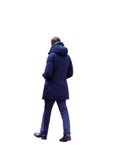 Homme vu de dos marchant en hiver, portant un manteau à capuche et un pantalon habillé, attitude calme, scène extérieur © Laurent