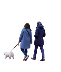 couple photographié de dos,  en promenade avec leur chien blanc, l'homme a les mains dans les poches.  - obrazy, fototapety, plakaty