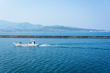 Fototapeta premium 山と海とボート