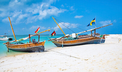 Boote  am Strand, Schöne tropische Insel Sansibar. Meer und Strand von Sansibar, Tansania.