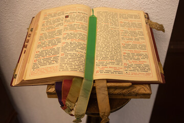 Un viejo libro religioso escrito en latín. - obrazy, fototapety, plakaty