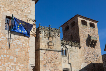 Palacios en Cáceres con la bandera de la Unión Europea.