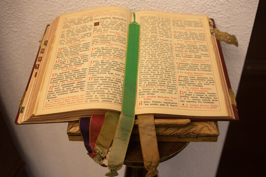 Un viejo libro religioso escrito en latín.
