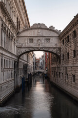 Fototapeta premium Bridge of Sighs, Ponte dei Sospiri in the morning, Venice, Italy