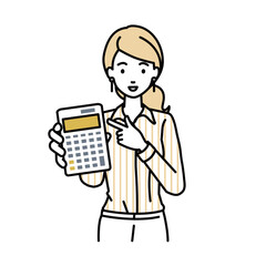 立って電卓を指差してこちらに向けて見せているブラウスの女性