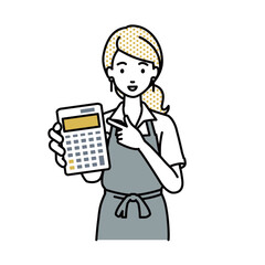 立って電卓を指差してこちらに向けて見せているエプロンをした店員の女性