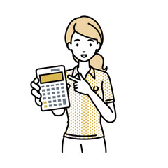 立って電卓を指差してこちらに向けて見せているポロシャツの女性