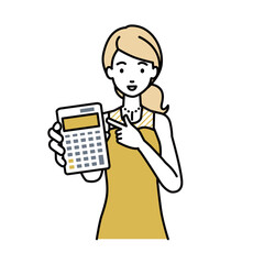 立って電卓を指差してこちらに向けて見せているドレスの女性