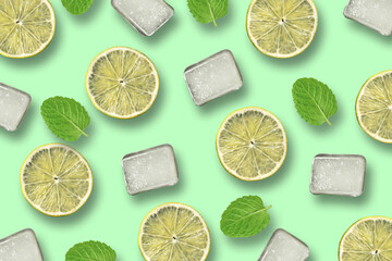 gli ingredienti del mojito, fette di lime cubetti di ghiaccio e foglie di menta su sfondo verde...
