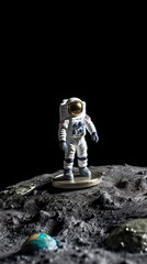 Dans le ciel, on voit un astronaute marcher sur la surface lunaire, avec une planète en arrière-plan