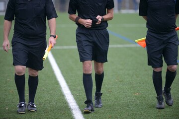 les trois arbitres au football