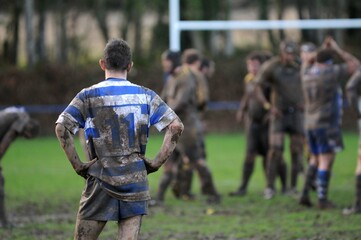 les joueurs de rugby dans la boue