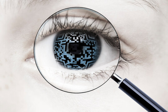 Auge mit digitalem QT-Code isoliert