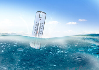 Thermometer im Wasser mit Horizont über Wasser