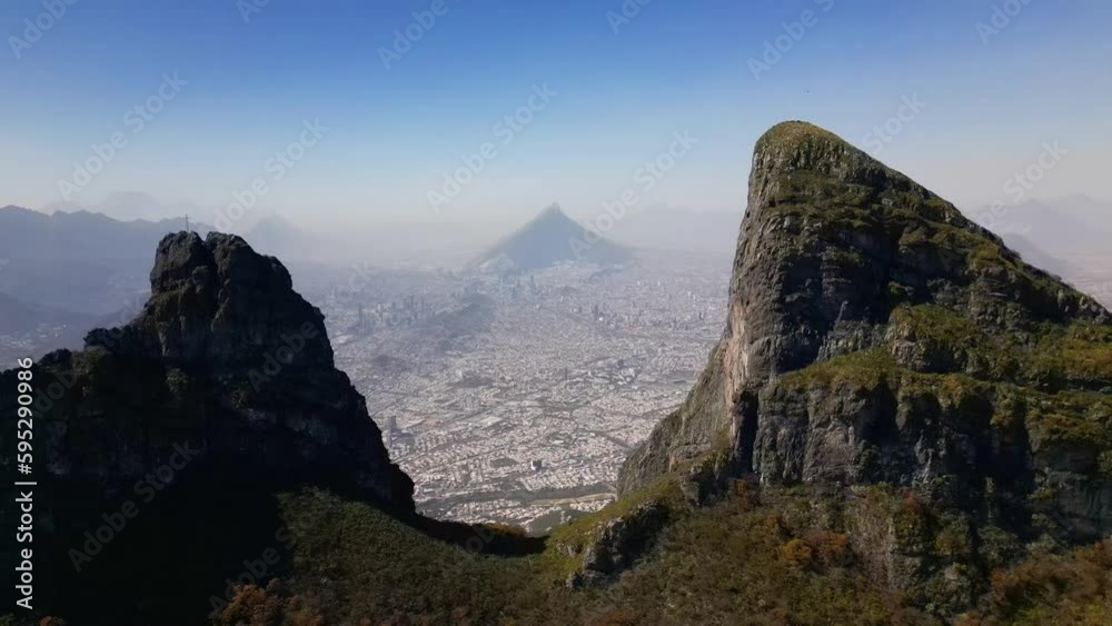 Poster Aerial of the Pico Sur and Pico Norte mountains with the with the Monterrey cityscape in background