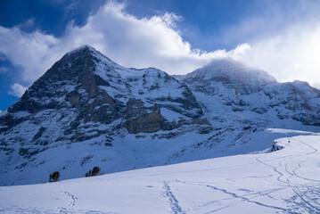 Fototapeta na wymiar スイスアルプスの美しい雪山、雪山が続く山岳地帯、晴天の中の広大な雪原、世界的なスキー場,険しい山