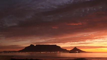 Crédence de cuisine en verre imprimé Montagne de la Table Idyllic scene of Table Mountain in Cape Town, South Africa at sunset.