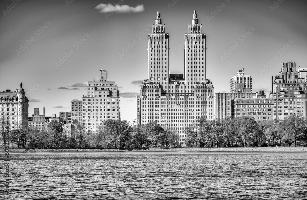 Poster Buildings of Manhattan along Central Park lake, New York City in a beautiful winter morning