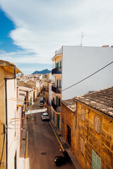 La ville d'Alcúdia à Majorque. Une ville espagnole des Baléares. Vue sur des  immeubles et des rues d'une ville espagnole. 