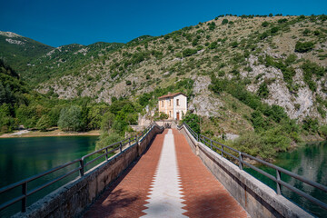 Lago di San Domenico ed Eremo di San Domenico vicino Villalago e Scanno in Abruzzo (Italia)