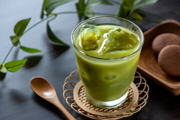 冷たい抹茶ラテ
