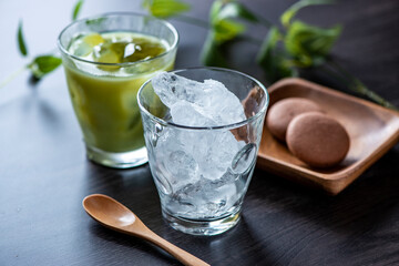 冷たい抹茶ラテ
