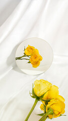 Ramo de rosas amarillas reflejadas en un espejo. 