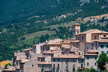 Scorcio di Barrea, villaggio in Abruzzo ai piedi del lago omonimo (Italia)