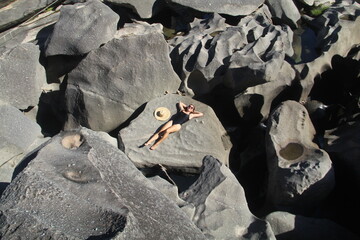 Mulher nas formações rochosas do Vale da Lua, na chapada dos Veadeiros em alto paraíso de Goiás