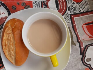 Café da manhã brasileiro com pão francês e xícara de  café com leite - Brazilian breakfast with French bread and cup of coffee with milk