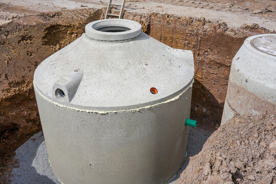 Moderne Zisterne aus Beton zur Speicherung von Regenwasser