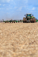 planting regenerative cotton on straw covering the entire soil.